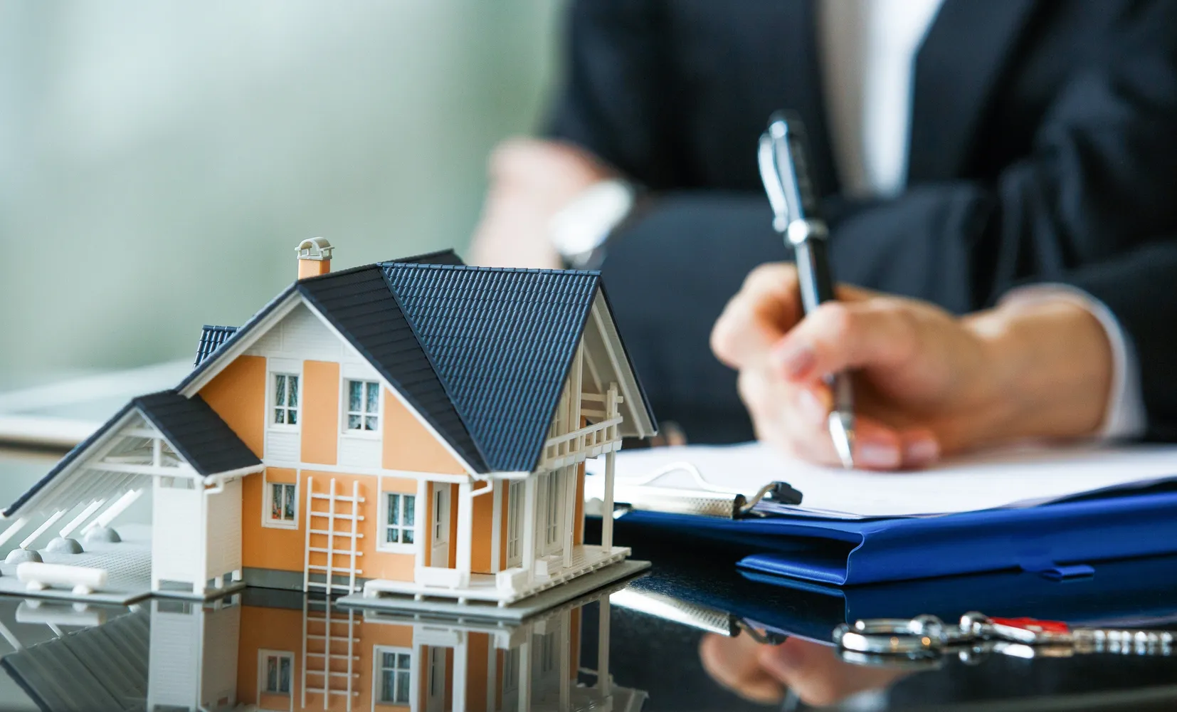 How to Invest in Real Estate: A Complete Beginner’s Guide for 2025